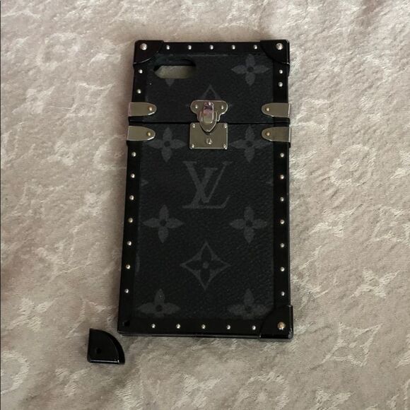 Authentic Louis Vuitton iPhone trunk case - Picture 1 of 5
